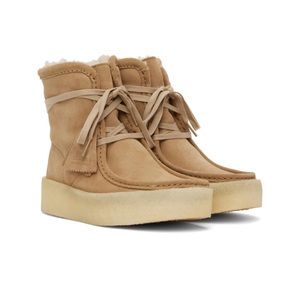 CLARKS - WALLABEECUP HI. Light tan suede. NWT. US: 7 1/2 M. EU: 38